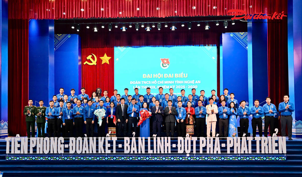 Lãnh đạo Trung ương Đoàn, Tỉnh uỷ Nghệ An tặng hoa chúc mừng&nbsp;tặng hoa Ban Chấp hành Đoàn TNCS Hồ Chí Minh tỉnh Nghệ An khóa XIX, nhiệm kỳ 2025-2030. Ảnh: ĐB