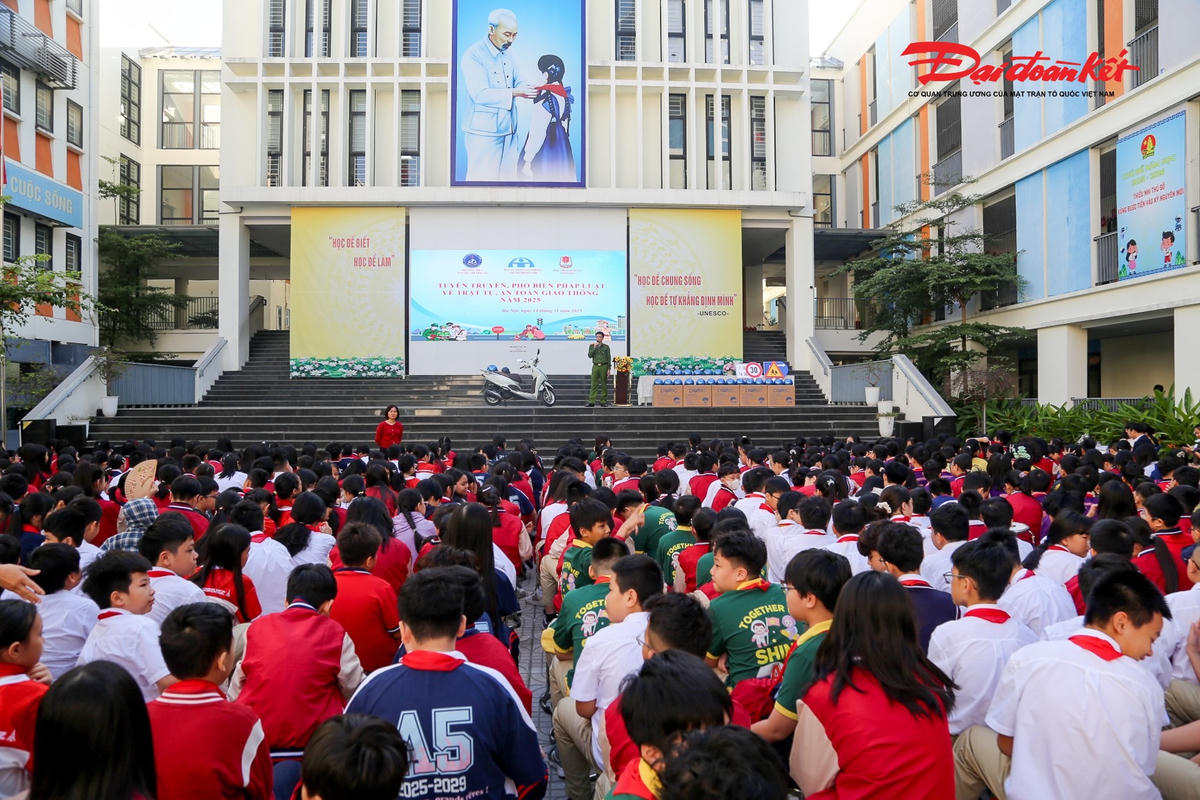 Hàng nghìn học sinh của Trường THCS Nguyễn Trường Tộ (phường Ô Chợ Dừa, Hà Nội) tham gia buổi tuyên truyền về ATGT.