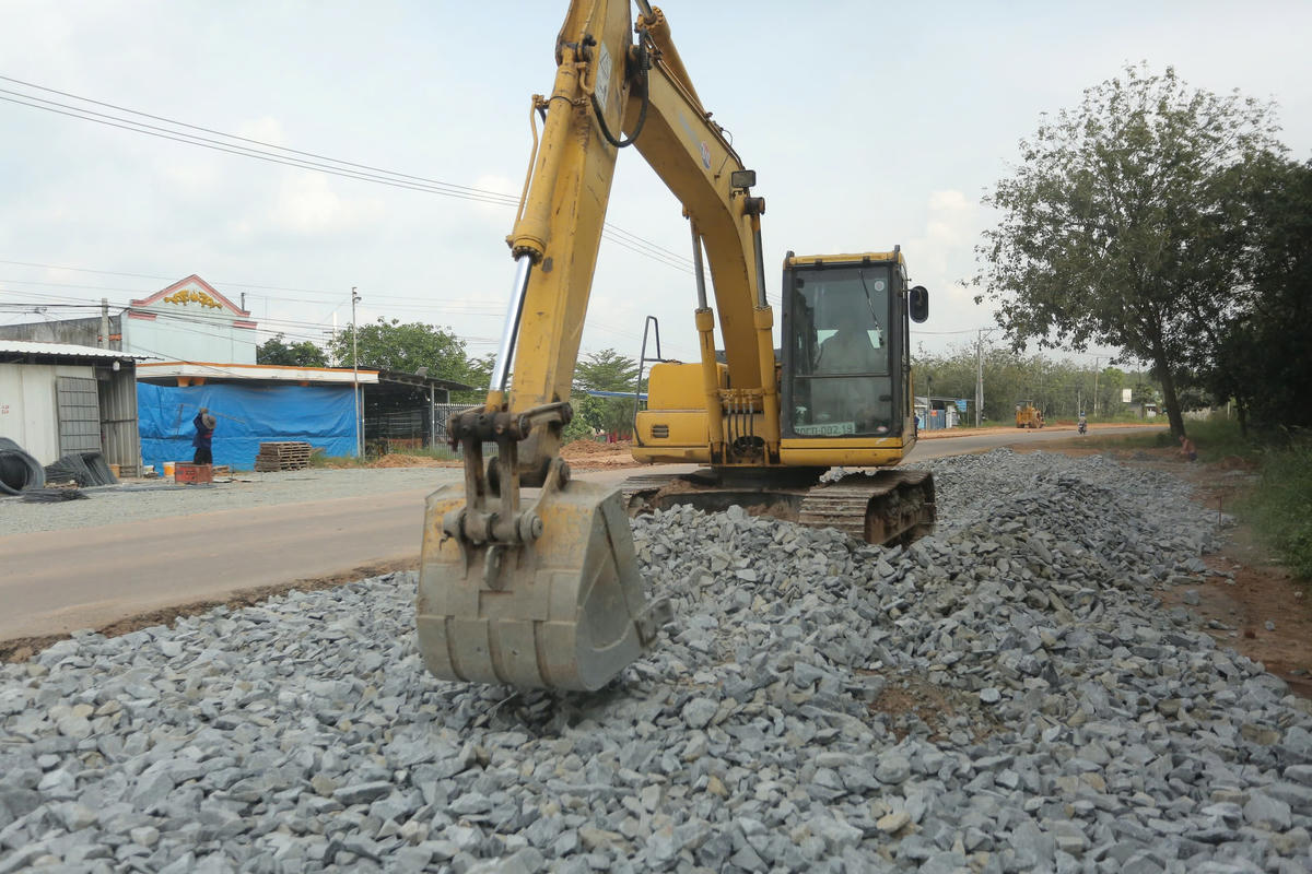 Nhiều máy móc, công nhân đang tất bật thi công. Ảnh: Đ.Xá.