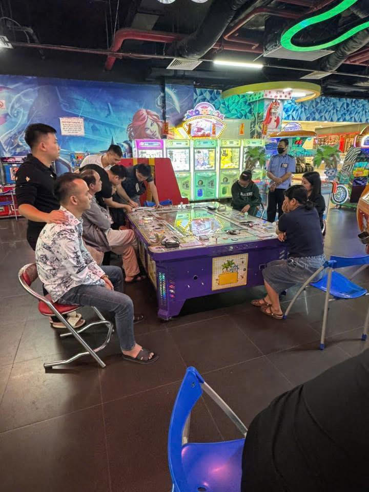 Các đối tượng bị bắt về hành vi đánh bạc và tổ chức đánh bạc bằng hình thức chơi game trong trung tâm thương mại. Ảnh: Công an tỉnh Tuyên Quang.