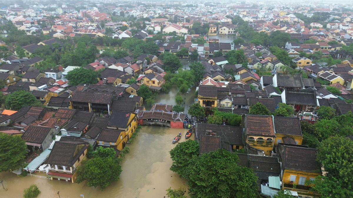 Trận lụt cuối tháng 10/2025 khiến phố cổ Hội An chìm trong biển nước. Ảnh: Tấn Thành.. 