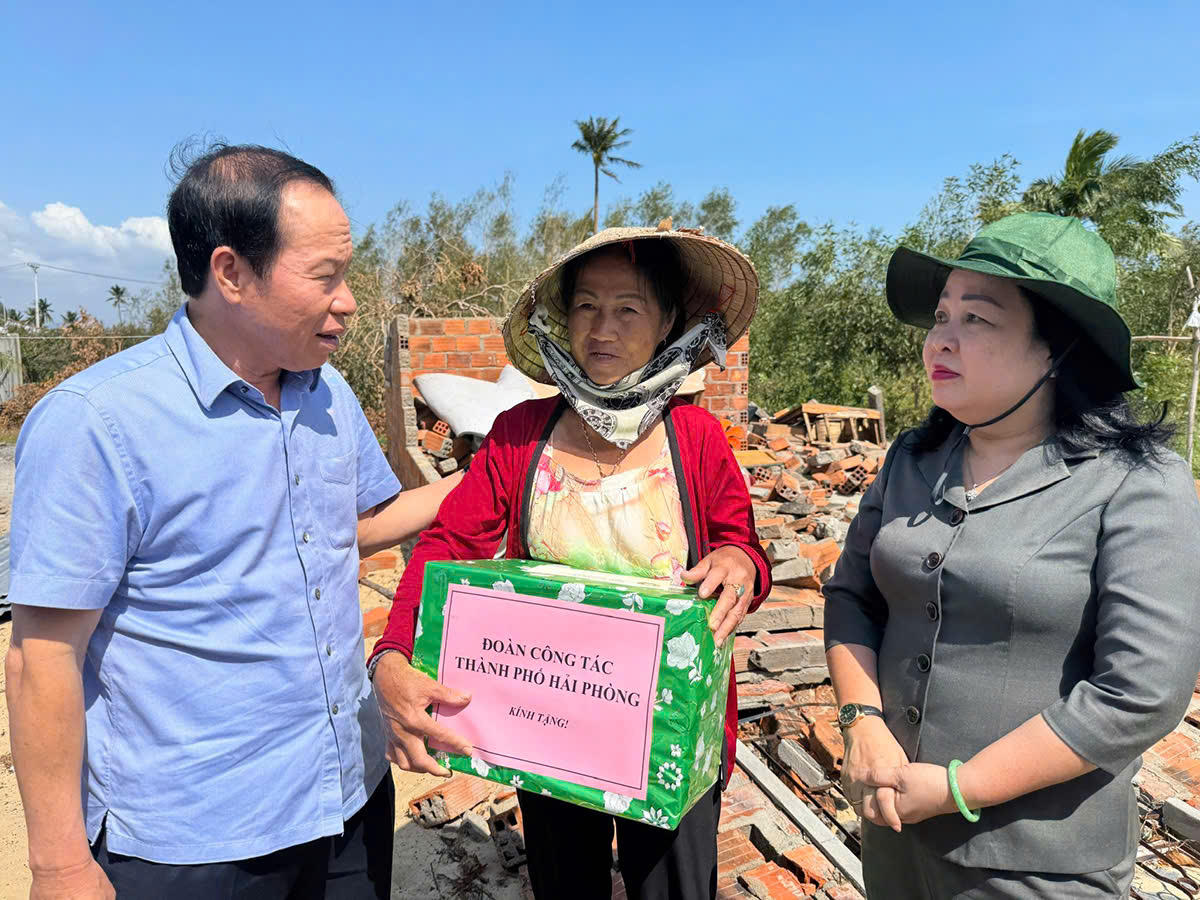 Bí thư Thành ủy Hải Phòng Lê Tiến Châu tặng quà hỗ trợ gia đình bà Lê Thị Hiền. Ảnh: CTV.&nbsp;