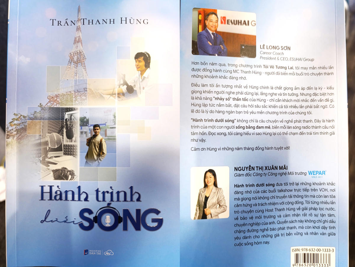 Bìa sách "Hành trình dưới sóng". Ảnh: Hồng Phúc.