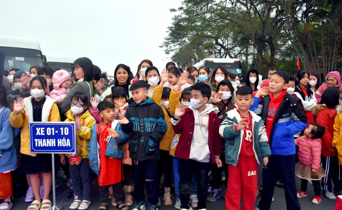 Hà Nội tổ chức xe đưa công nhân về quê dịp Tết Nguyên đán Ất Tỵ 2025. Ảnh: M. H