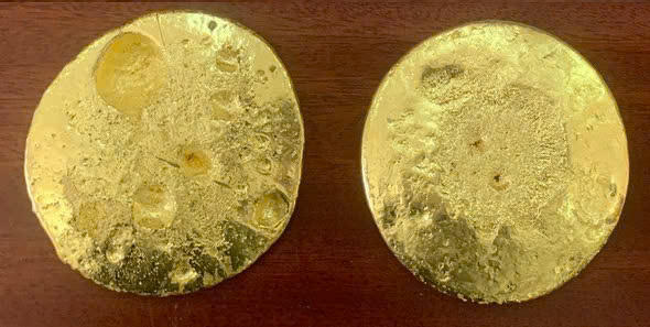 Lực lượng chức năng phát hiện chuyển 2 miếng vàng 9999 của đối tượng Ngô Văn Đồng vận chuyển trái phép. Ảnh: CV.