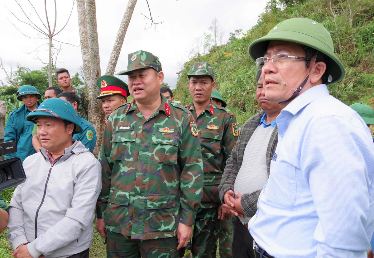 Phó Chủ tịch UBND TP Đà Nẵng Trần Nam Hưng (bên phải) chỉ đạo hiện trường tìm kiếm 3 nạn nhân mất tích trong vụ sạt lở đất đá. Ảnh: CV.