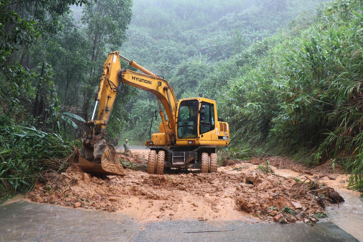 Lực lượng chức năng tỉnh Quảng Ngãi khắc phục một điểm sạt lở trên tuyến đường miền núi. Ảnh: Chí Đại