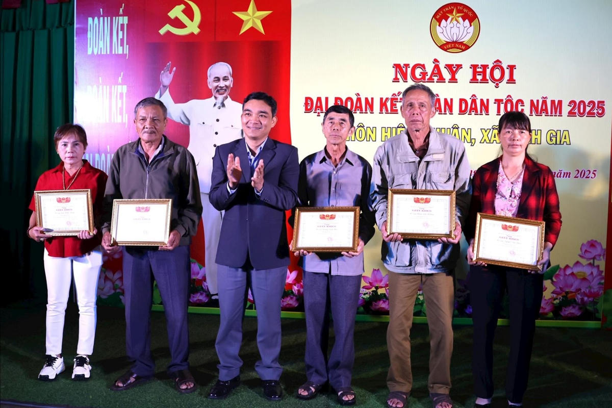 Ông Võ Hữu Xuân, Phó Chủ tịch UBND xã Ninh Gia, trao giấy khen cho các gia đình văn hóa tiêu biểu tại ngày hội. (ảnh T.V)