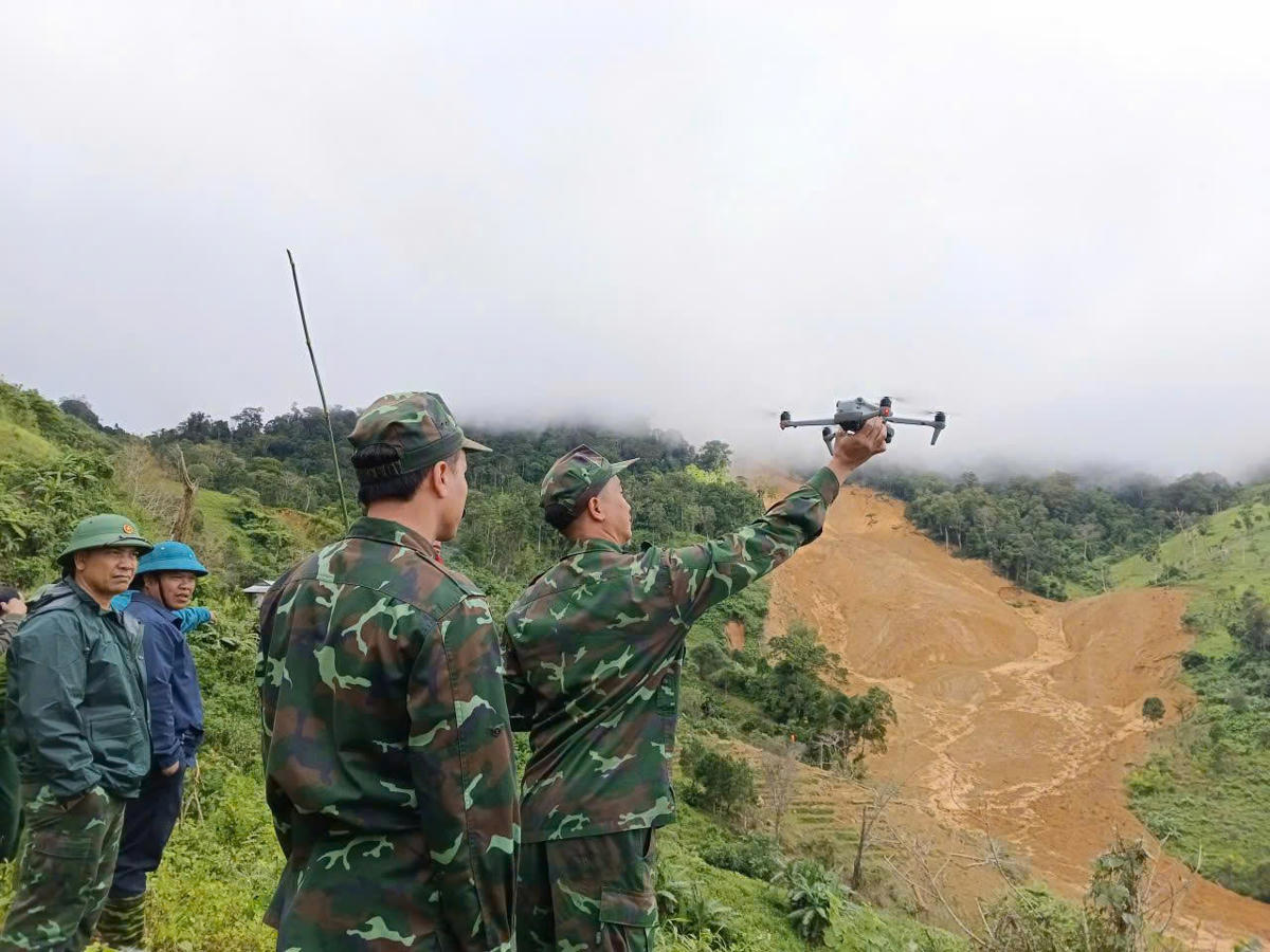 Lực lượng chức năng dùng thiết bị bay không người lái kiểm tra khu vựt sạt lở núi làm 3 người bị mất tích. Ảnh: CV.