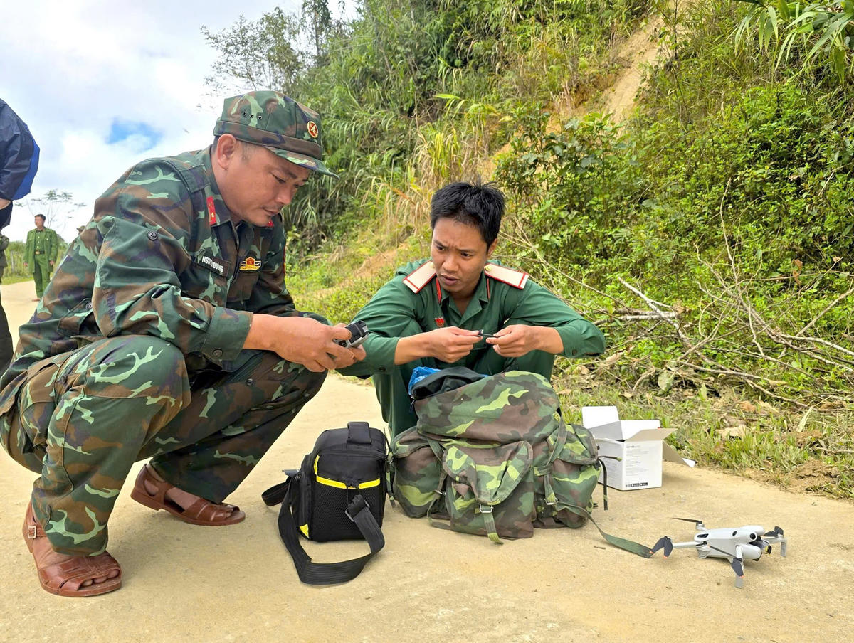 Lực lượng chức năng dùng flycam tìm kiếm nạn nhân mất tích.&nbsp; Ảnh: CV.