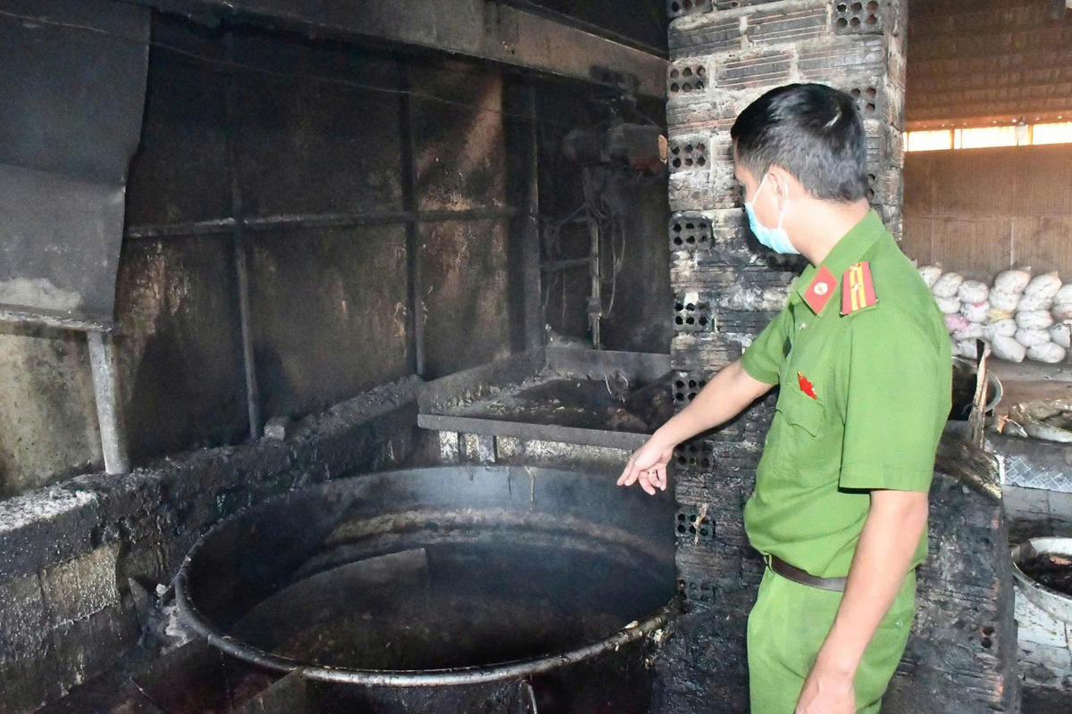 Lực lượng Công an phát hiện cơ sở thôn Phú Sơn Nam chế biến mỡ động vật trái phép. Ảnh: CV.