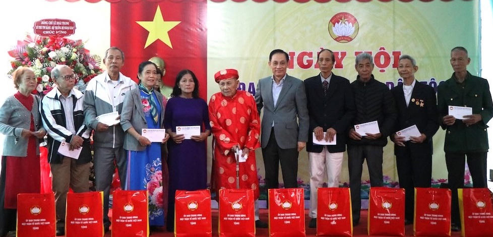 Bí thư Trung ương Đảng, Bộ trưởng Bộ Ngoại giao Lê Hoài Trung trao quà cho các gia đình có hoàn cảnh khó khăn. Ảnh: Q.A.