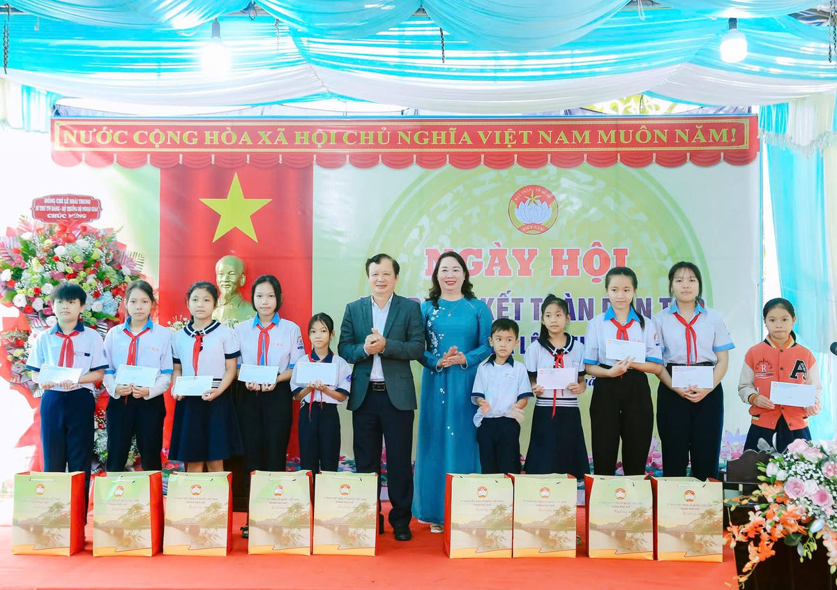 Ông Lê Trường Lưu, Chủ tịch HĐND thành phố Huế và bà Nguyễn Thị Ái Vân, Chủ tịch Ủy ban MTTQ Việt Nam thành phố Huế trao quà cho các em học sinh vượt khó học giỏi. Ảnh: H.L.