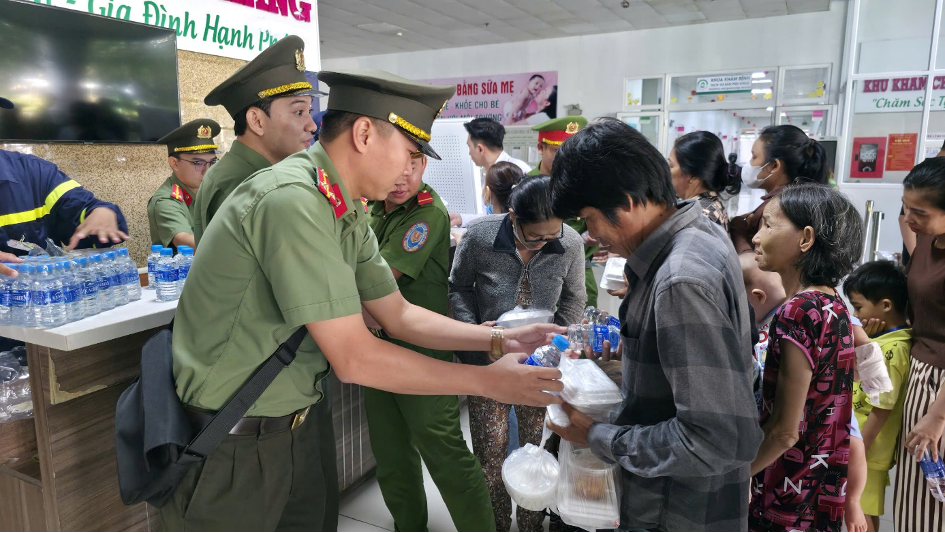 Hàng trăm suất ăn miễn phí được đoàn viên thanh niên Công an tỉnh An Giang trao tận tay bệnh nhân cùng với những lời động viên sớm vượt qua bệnh tật. (ảnh: Văn Vũ)