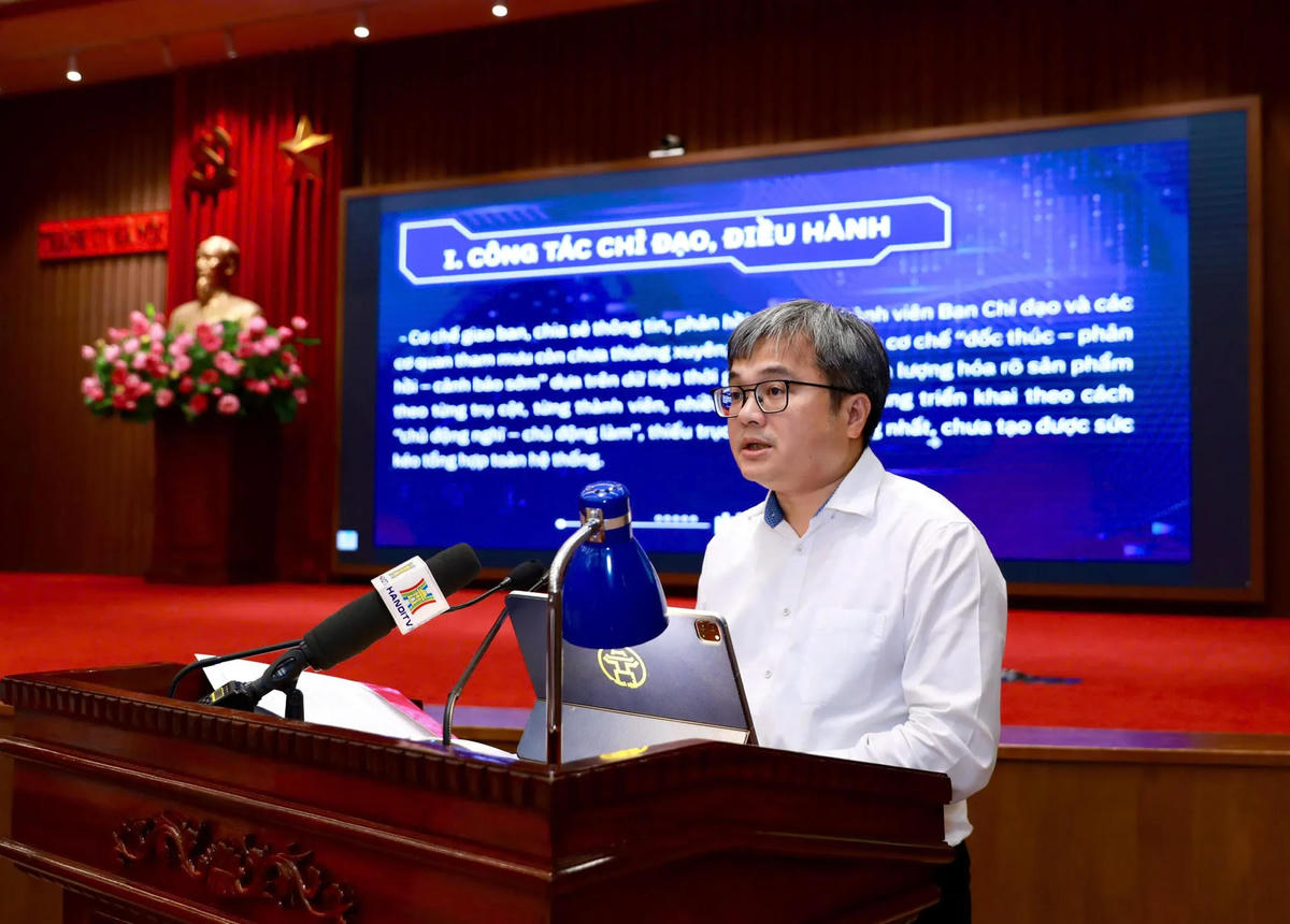 Phó Chủ tịch UBND TP Trương Việt Dũng trình bày báo cáo tại hội nghị.