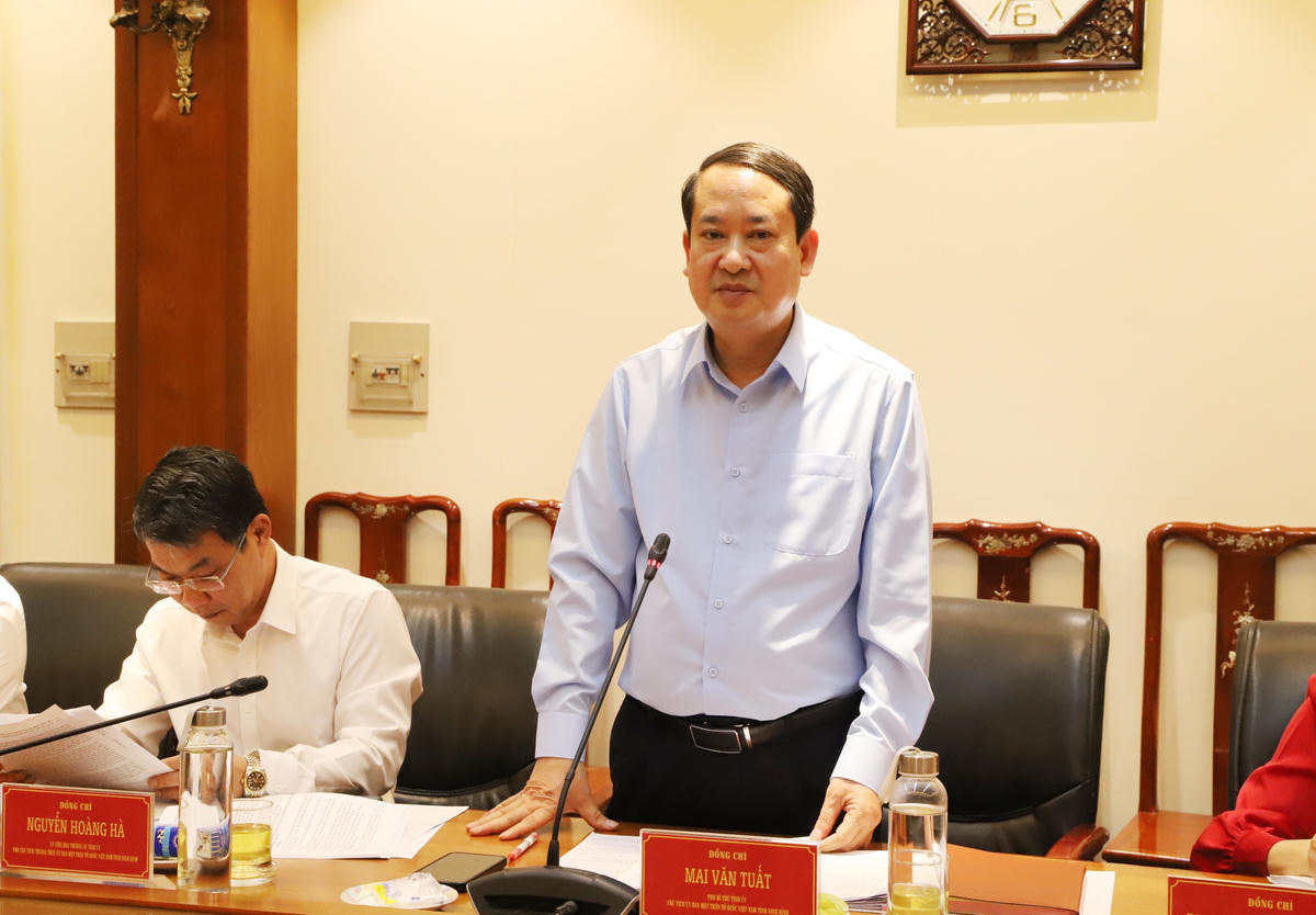 Ông Mai Văn Tuất, Phó Bí thư Tỉnh ủy, Chủ tịch Ủy ban MTTQ Việt Nam tỉnh Ninh Bình phát biểu tại cuộc làm việc.