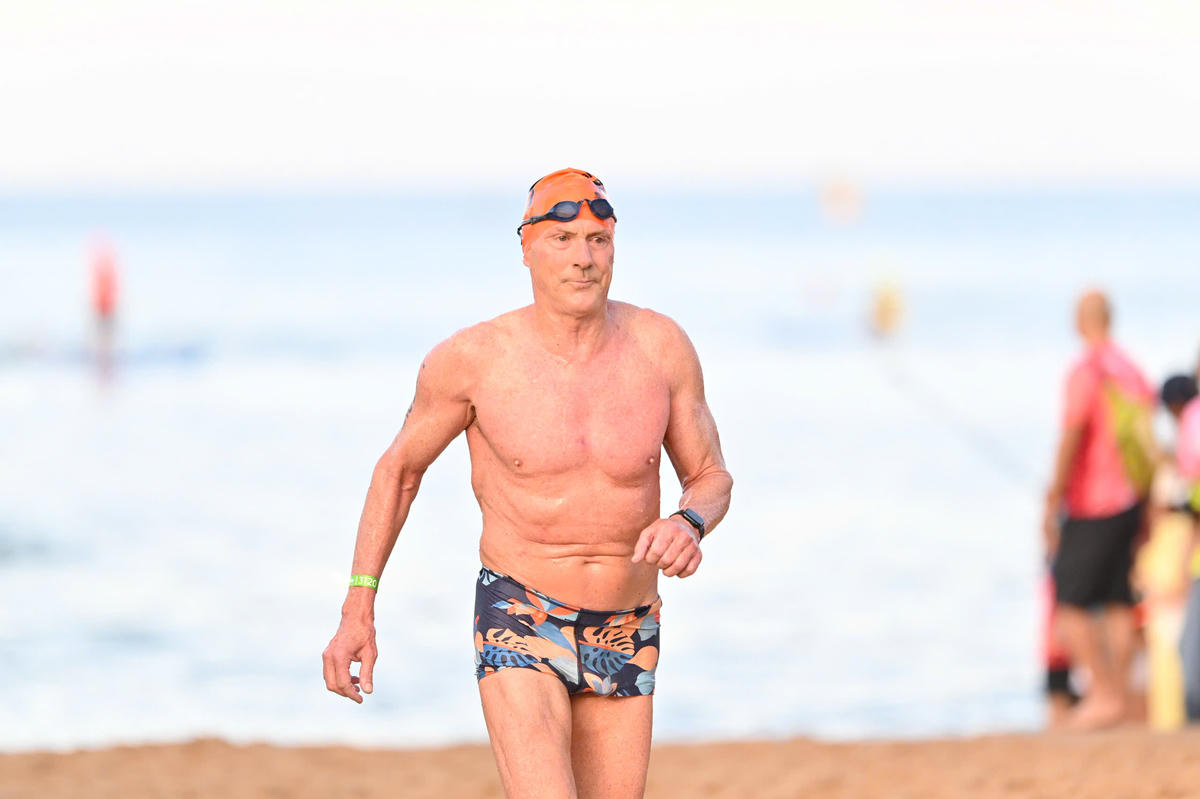Huyền thoại 6 lần vô địch giải IRONMAN thế giới Mark Allen tham gia bơi truyền cảm hứng cho các vận động viên. Việc một huyền thoại như Mark Allen góp mặt tại Đảo Ngọc không chỉ thể hiện sức hút mạnh mẽ của giải đấu trong khu vực, mà còn trở thành nguồn động lực đặc biệt đối với hàng ngàn vận động viên có mặt tại Phu Quoc Marina. Ảnh Nguyễn Minh.