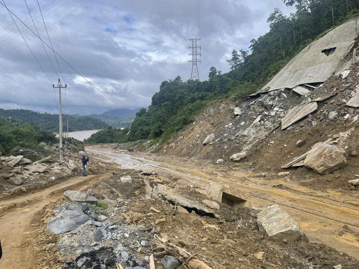 Sạt lở núi nghiêm trọng khiến đất đá tràn xuống, vùi lấp đường đi ở xã Phước Hiệp (TP Đà Nẵng) khiến chia cắt giao thông nhiều ngày. 