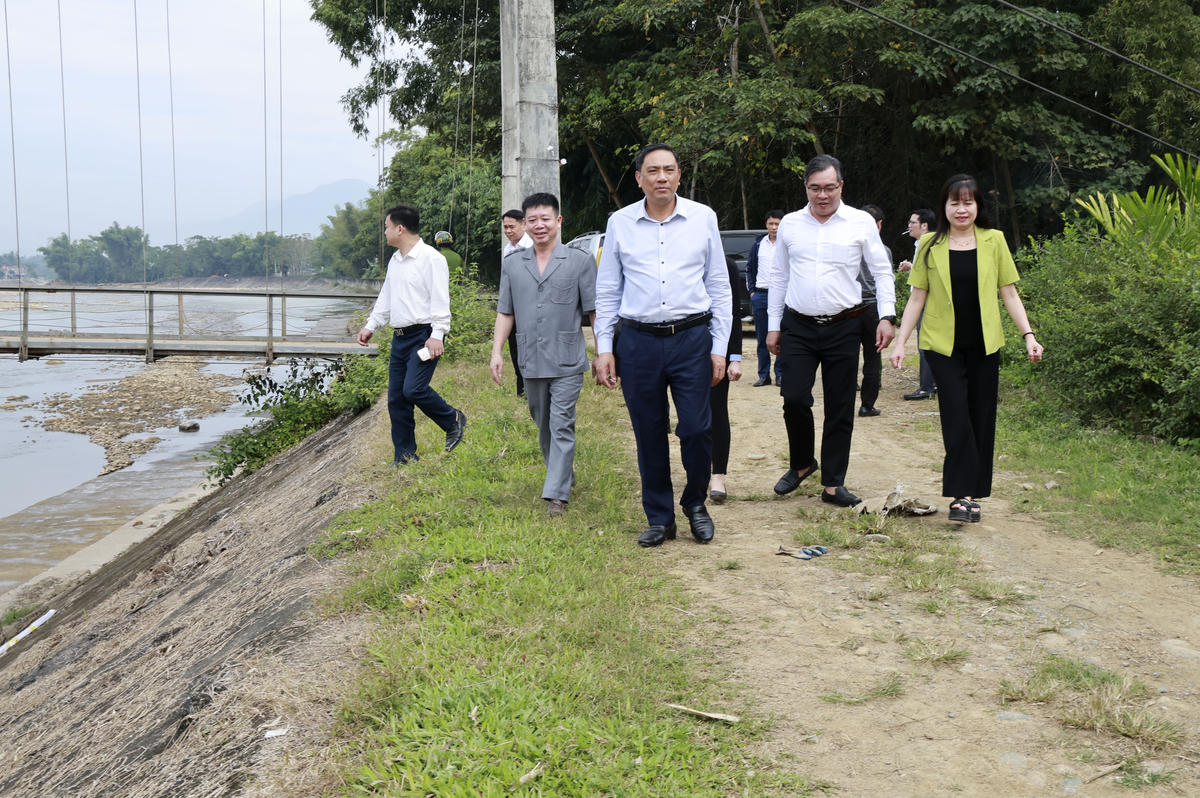Lãnh đạo tỉnh cùng dân bản múa xoè, kéo co, nhảy sạp mừng Ngày hội Đại đoàn kết