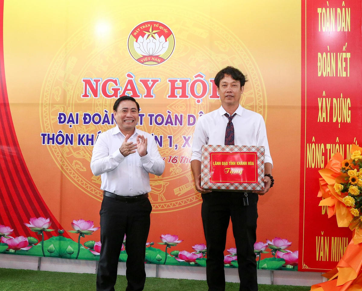 Ông Lâm Đông, Phó Bí thư Tỉnh ủy, Chủ tịch HĐND tỉnh Khánh Hòa trao quà cho thôn Khánh Nhơn 1, xã Vĩnh Hải tại ngày hội. (ảnh HĐ)