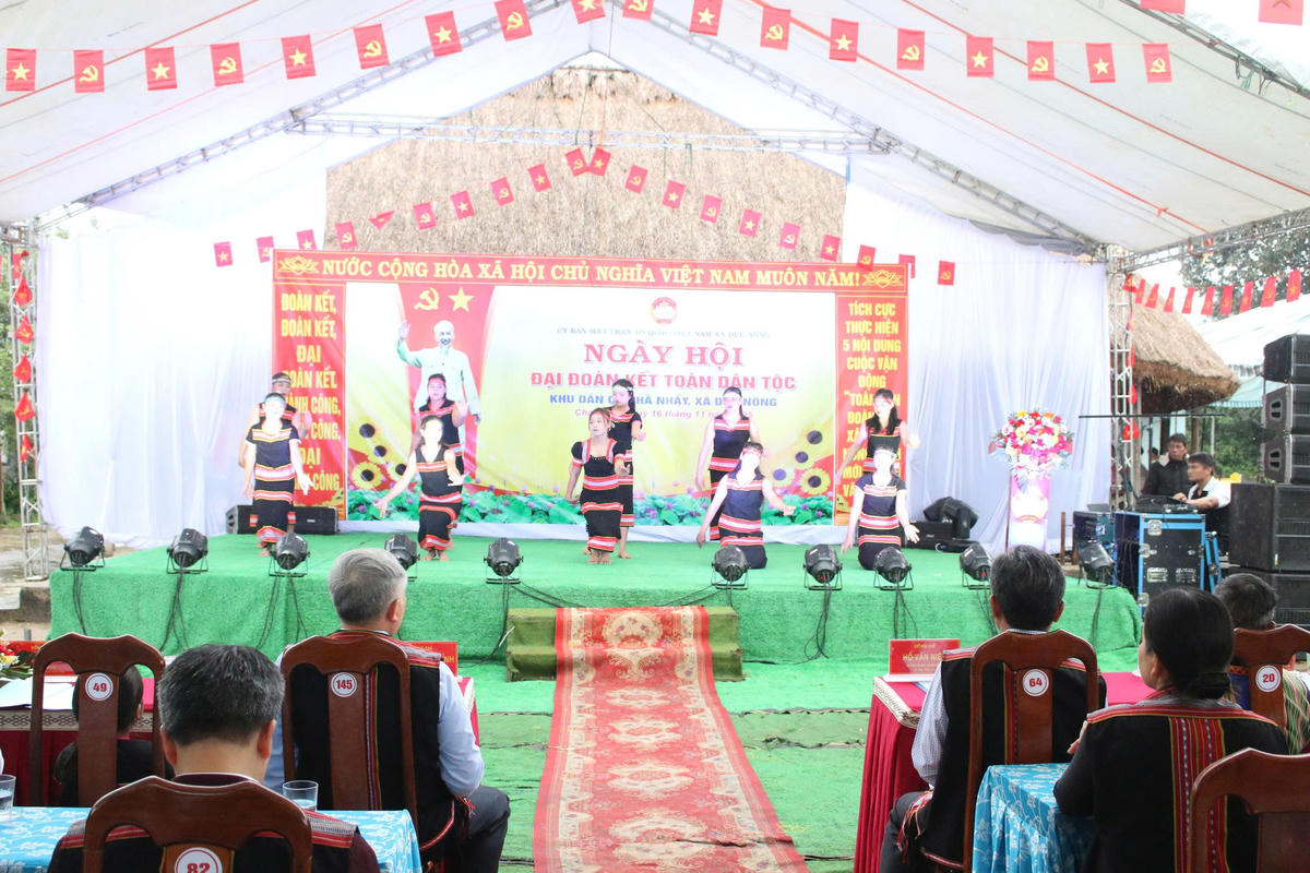 Một tiết mục văn nghệ tại Ngày hội Đại đoàn kết toàn dân tộc tại thôn Chả Nhầy. Ảnh: CV.