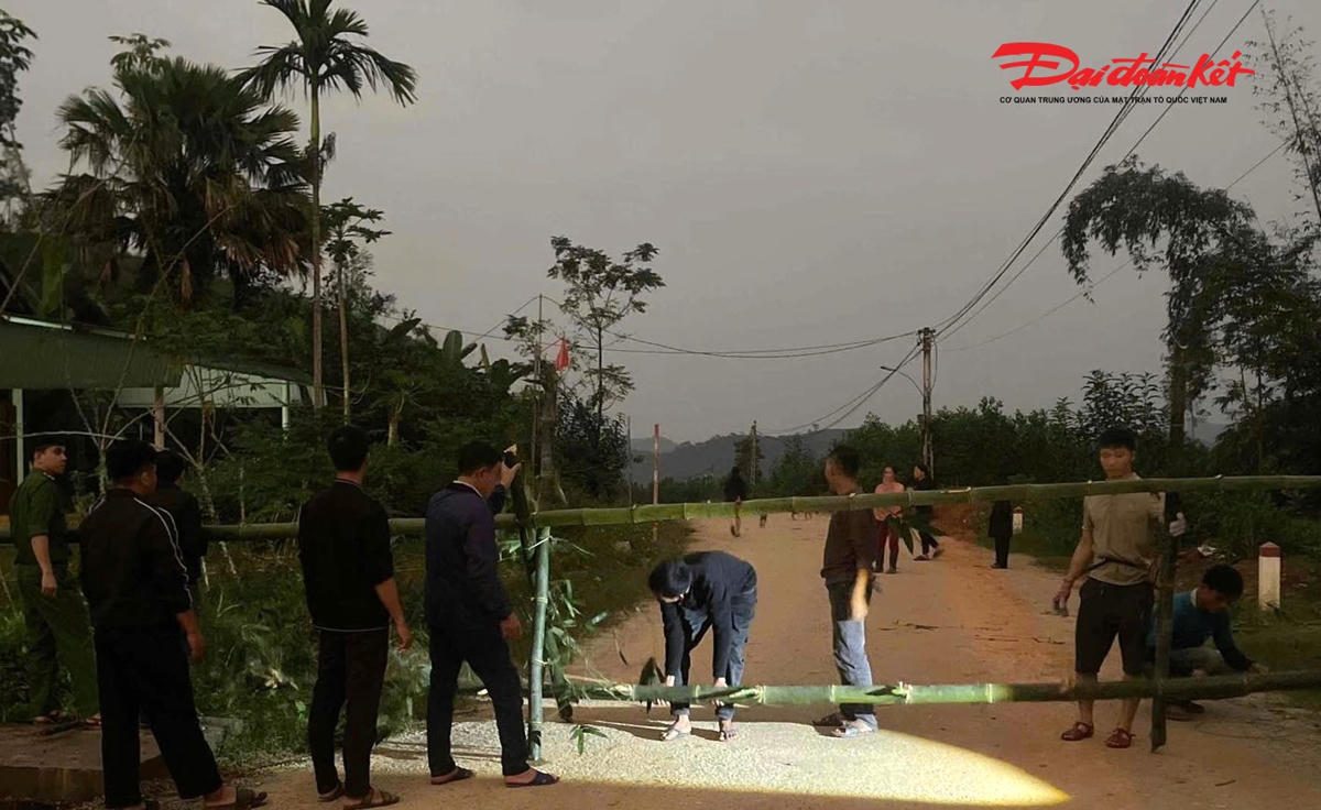 Lực lượng chức năng xã Sơn Kim 2 lập rào chắn, cấm đường, đề phòng sạt lở. Ảnh: CA.