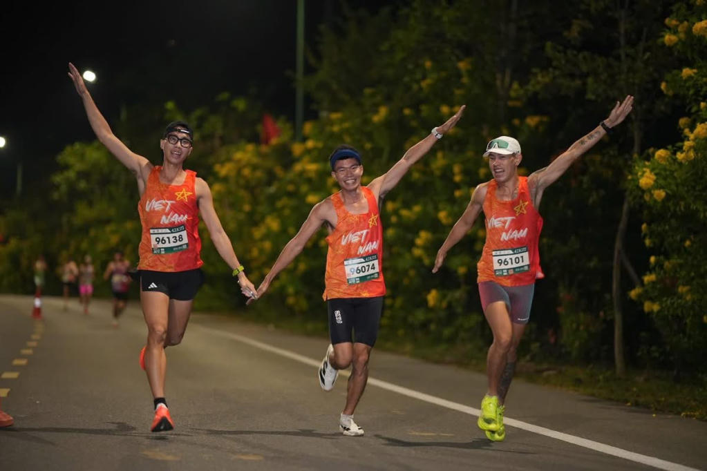 Các vận động viên tham gia trên đường chạy cự ly 42km. Ảnh: Minh Đức.