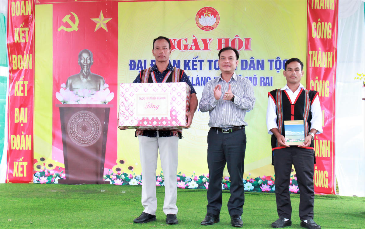 Phó Bí thư Thường trực Tỉnh ủy, Trưởng Đoàn ĐBQH tỉnh, Chủ tịch Ủy ban MTTQ Việt Nam tỉnh Quảng Ngãi U Huấn tặng quà Làng Xộp. Ảnh: CV.