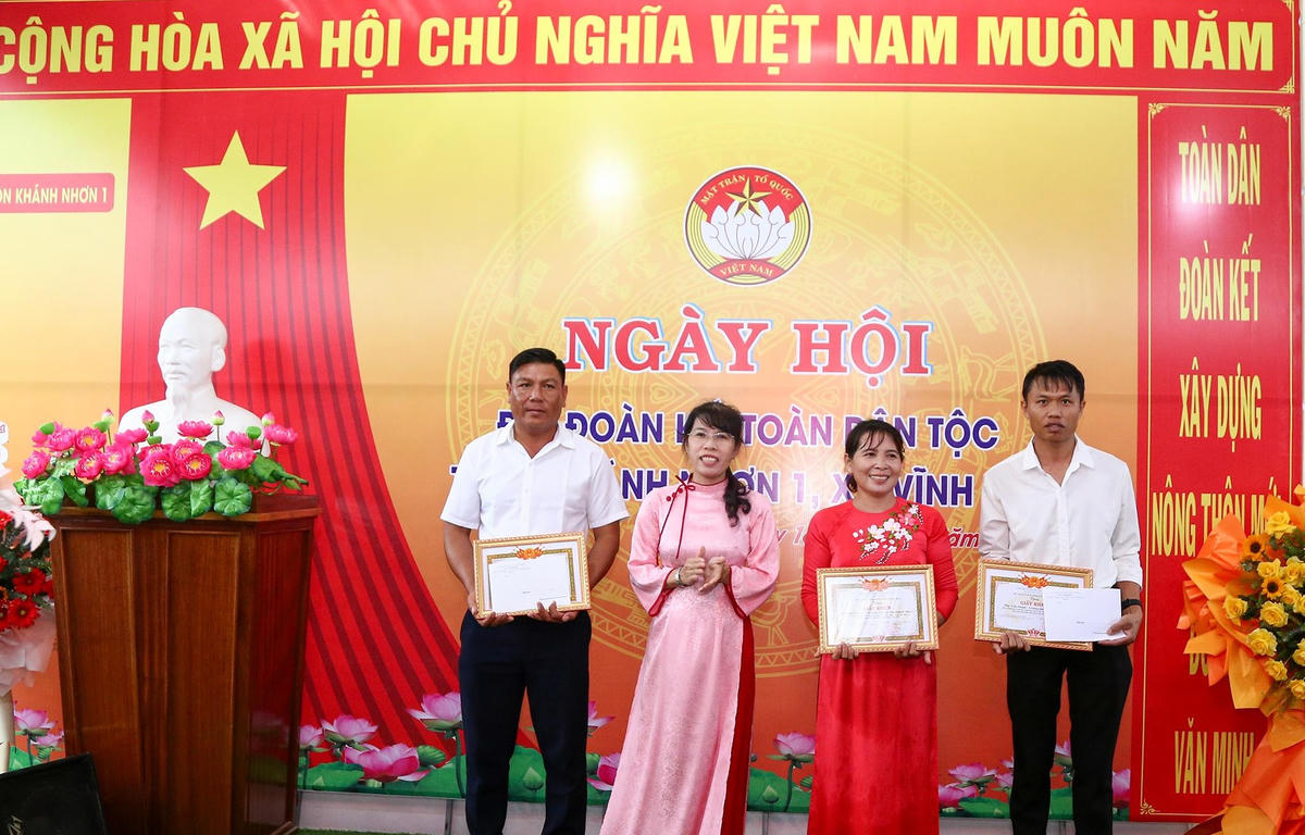 
Lãnh đạo UBND xã Vĩnh Hải khen thưởng các tập thể, cá nhân tại ngày hội. (ảnh HĐ)
