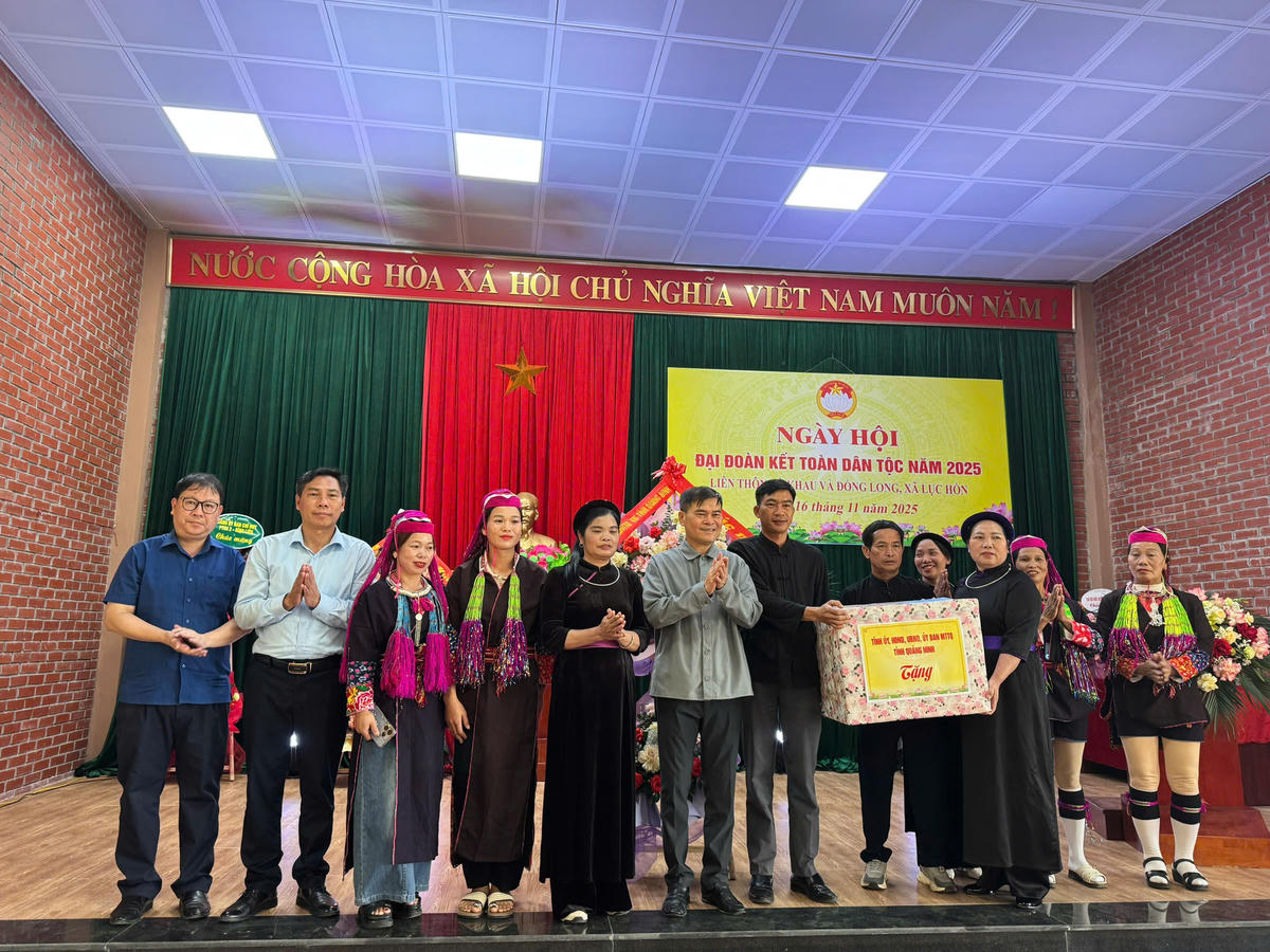 Chủ tịch UBND tỉnh Bùi Văn Khắng tặng quà 2 thôn&nbsp;Nà Khau, Đồng Long. Ảnh: Nguyễn Quý.