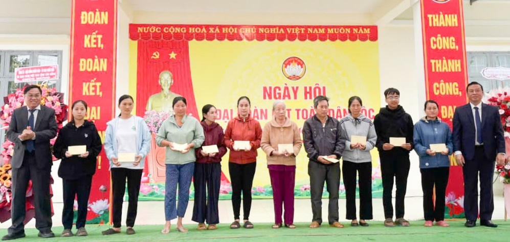 Ông Võ Ngọc Hiệp, Phó Chủ tịch UBND tỉnh Lâm Đồng bên Trái ngoài cùng tặng quà cho các hộ dân có hoàn cảnh khó khăn tại ngày hội. (ảnh QT)