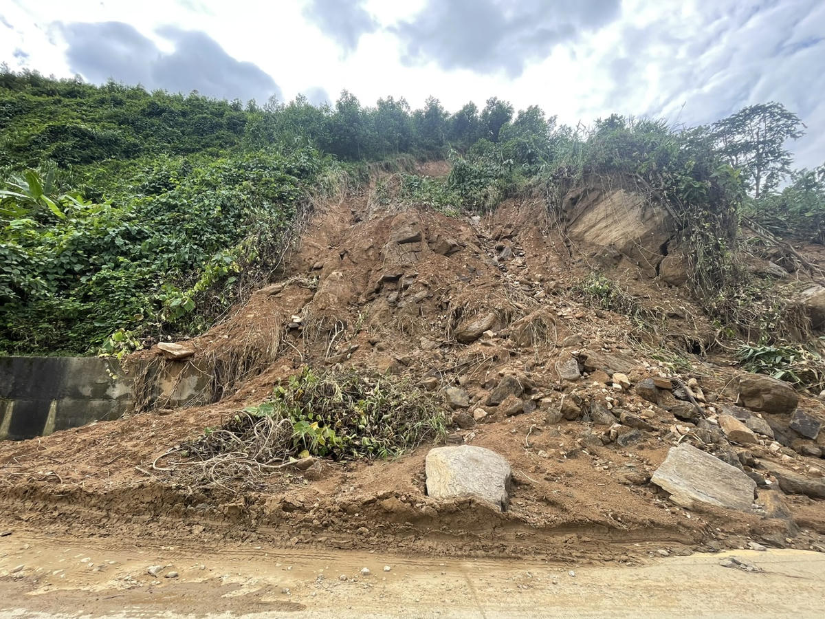 Hàng trăm mét khối đất đá sạt lở, tràn xuống đường trên đường Hồ Chí Minh đoạn qua xã Khâm Đức, TP Đà Nẵng khiến giao thông chia cắt nhiều ngày.