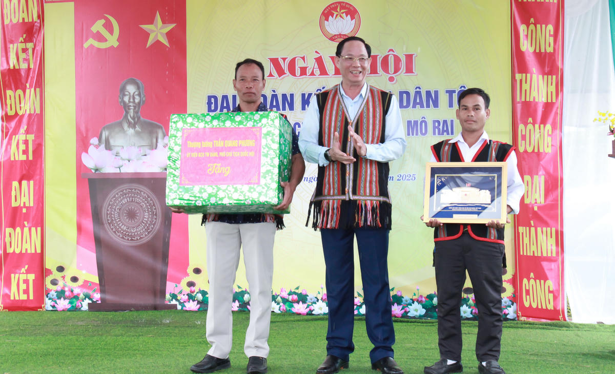 Phó Chủ tịch Quốc hội Trần Quang Phương tặng quà cho xã Mô Rai. Ảnh: CV.