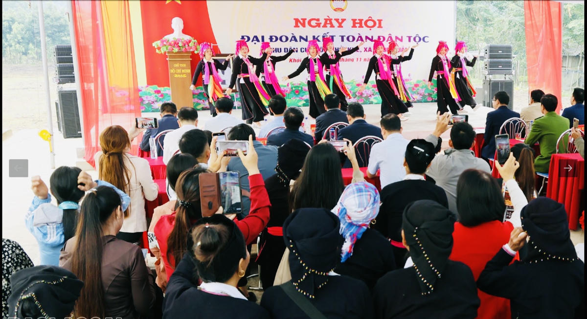 Lãnh đạo tỉnh cùng dân bản múa xoè, kéo co, nhảy sạp mừng Ngày hội Đại đoàn kết