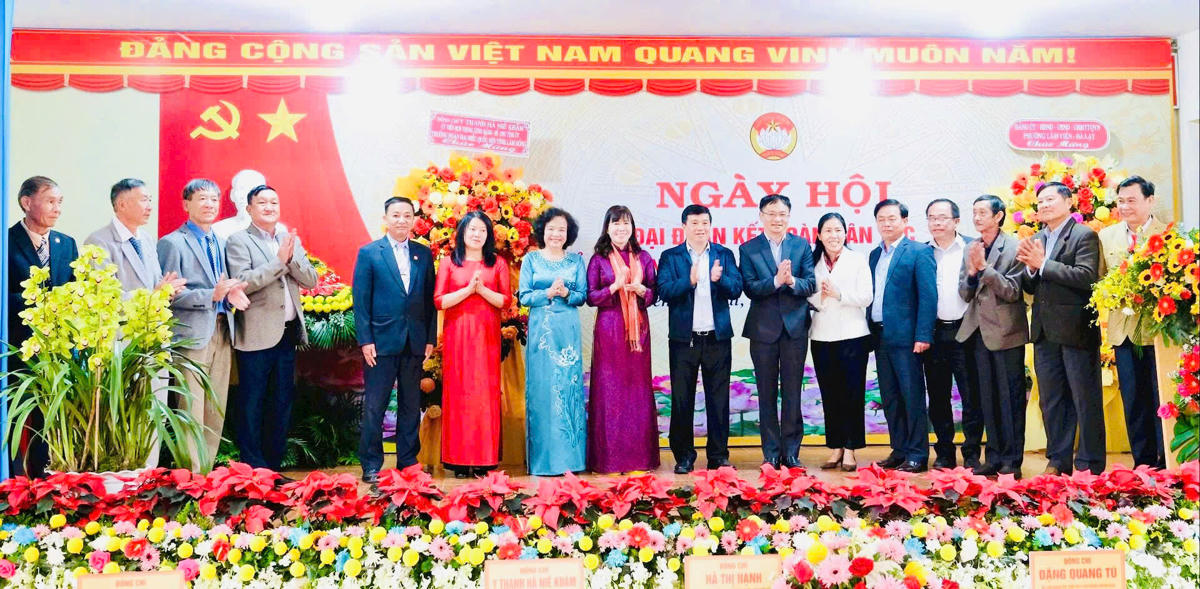Lãnh đạo tỉnh và lãnh đạo phường Lâm Viên - Đà Lạt chụp ảnh lưu niệm cùng Nhân dân Liên tổ dân phố Hà Đông 1, 2, 3. Ảnh: Đỗ Lâm.