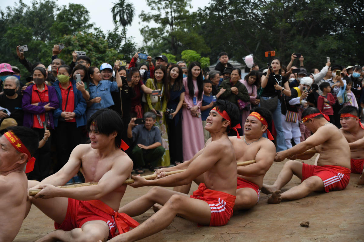 Chương trình giao lưu trình diễn Nghi lễ và Trò chơi Kéo co đã để lại trong lòng người dân và du khách những ấn tượng sâu sắc về văn hóa, lịch sử và tình cảm của người dân Long Biên. Ảnh: Phạm Sỹ. 