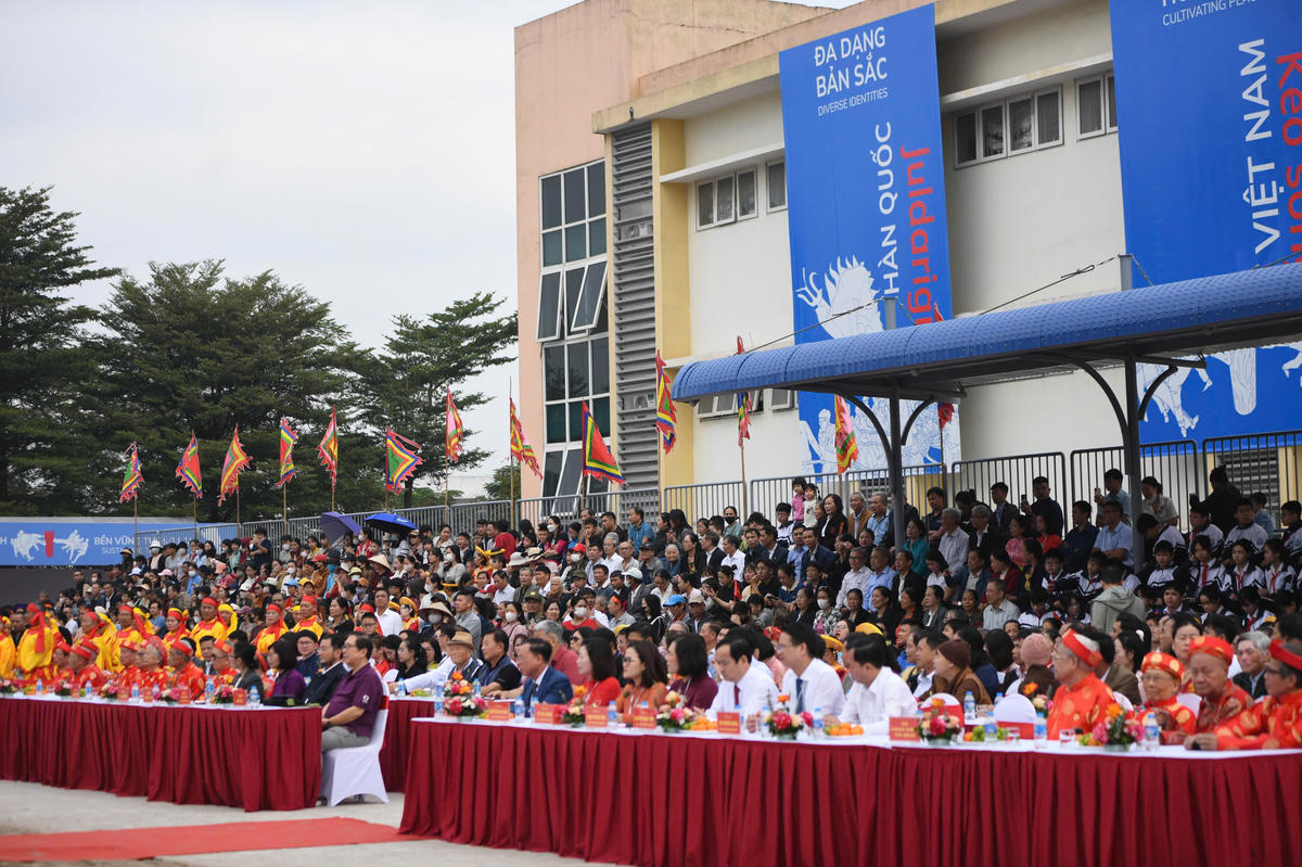 Các đại biểu dự&nbsp;Chương trình giao lưu trình diễn Nghi lễ và Trò chơi Kéo co. Ảnh: Phạm Sỹ.