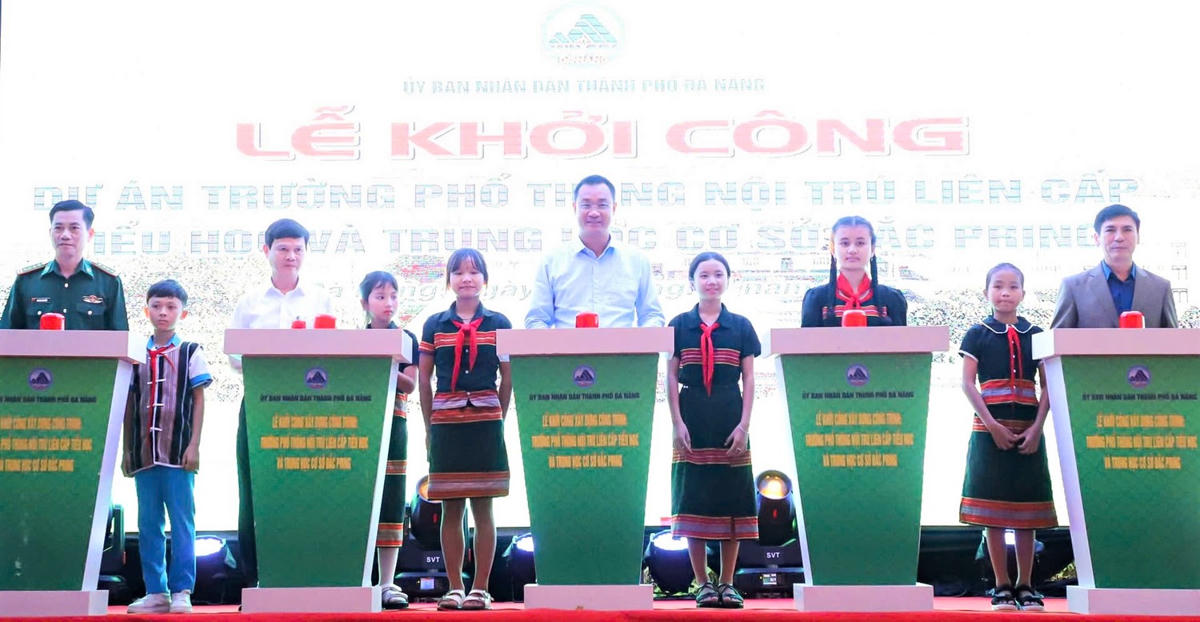 Ông Lê Ngọc Quang (thứ 5, từ phải qua), Bí thư Thành ủy Đà Nẵng cùng các đại biểu thực hiện nghi thức khởi công dự án Trường PTNT liên cấp TT-THCS Đắc Pring. Ảnh: CV.