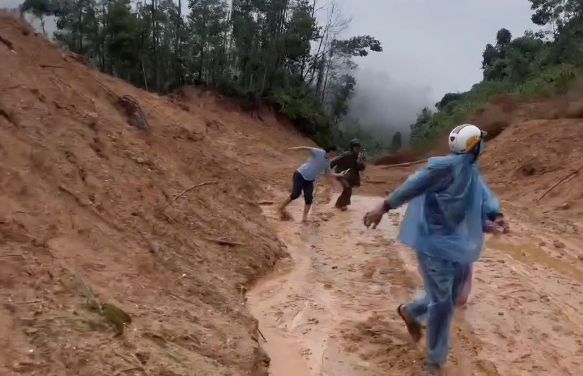 Khu vực nơi xảy ra sạt lở đất đá tràn xuống đường quốc lộ 40B. Ảnh: CV.