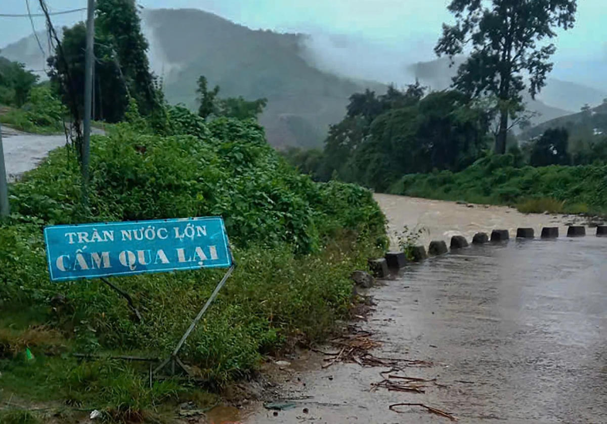 Cảnh báo cầu tràn đi thôn Tà Giang 2, xã Tây Khánh Sơn vào chiều tối 16/11.