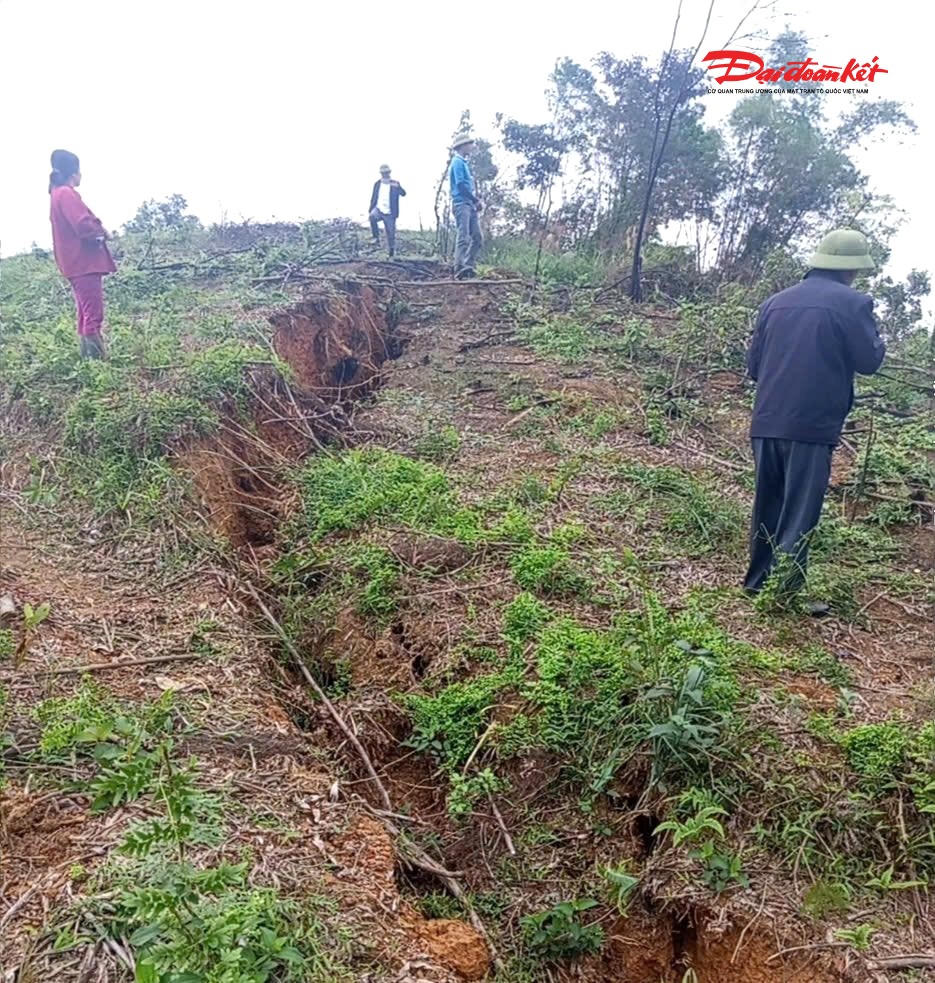 Vết nứt có độ dài khoảng 150m, có nơi sụt sâu đến 1m. Ảnh: CA.