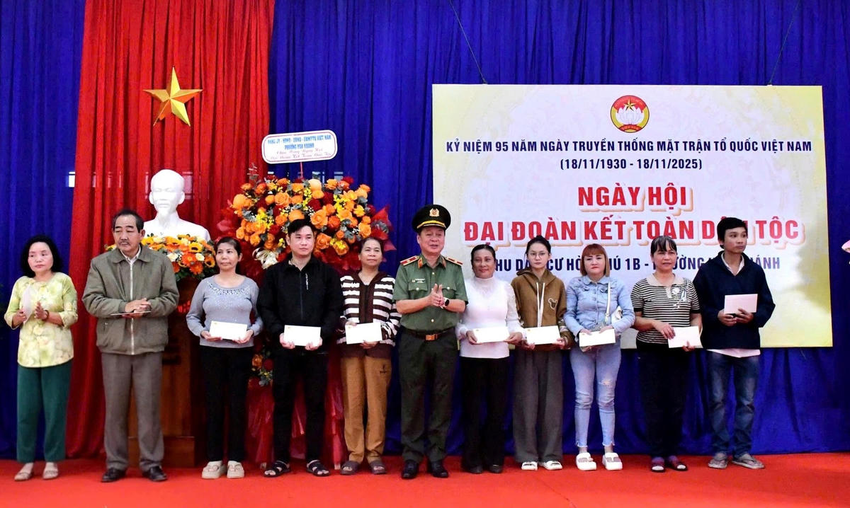 Thiếu tướng Nguyễn Hữu Hợp, Giám đốc Công an TP Đà Nẵng tặng quà cho các gia đình có hoàn cảnh đặc biệt khó khăn. Ảnh: CV.