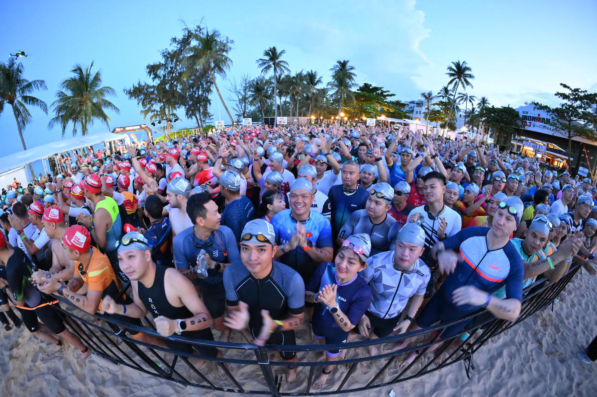 Từ sáng sớm, các vận động viên đã sẵn sàng bước vào chinh phục thử thách tại BIM Group IRONMAN 70.3 Phú Quốc 2025. Ảnh Nguyễn Minh.