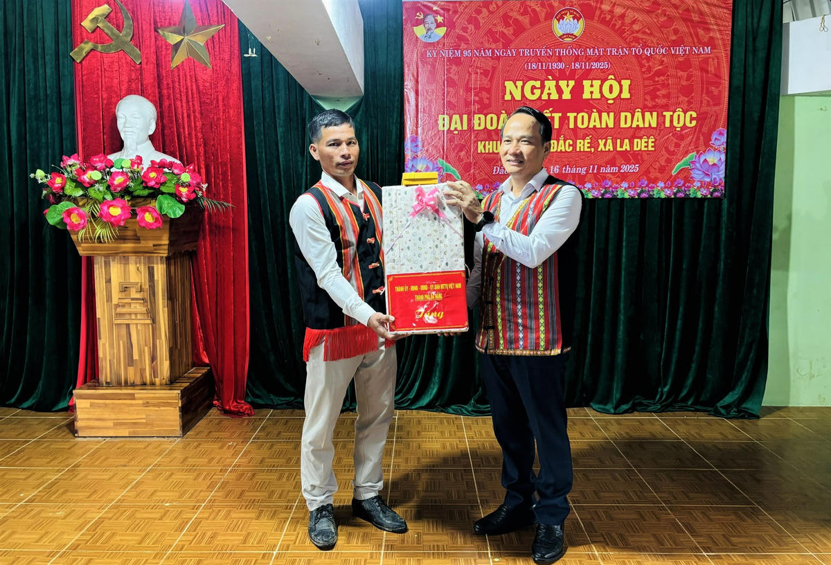 Phó Bí thư Thường trực Thành ủy TP Đà Nẵng Nguyễn Đình Vĩnh trao quà cho thôn Đắc Rế, xã La Dêê. Ảnh: CV.