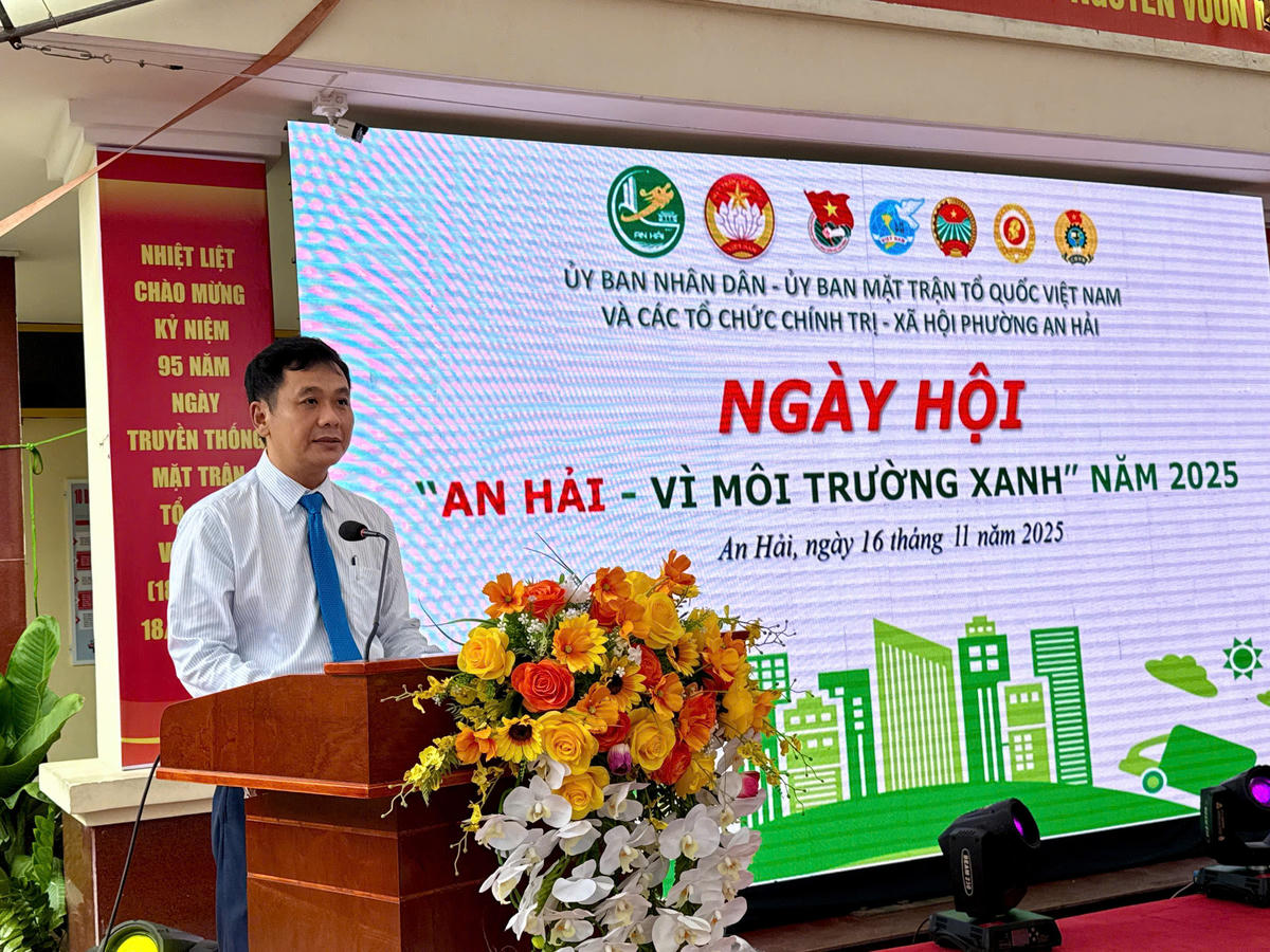 Ông Đặng Đình Hưởng, Chủ tịch Ủy ban Mặt trận Tổ quốc Việt Nam phường An Hải phát biểu tại ngày hội. Ảnh: Nguyễn Tú.