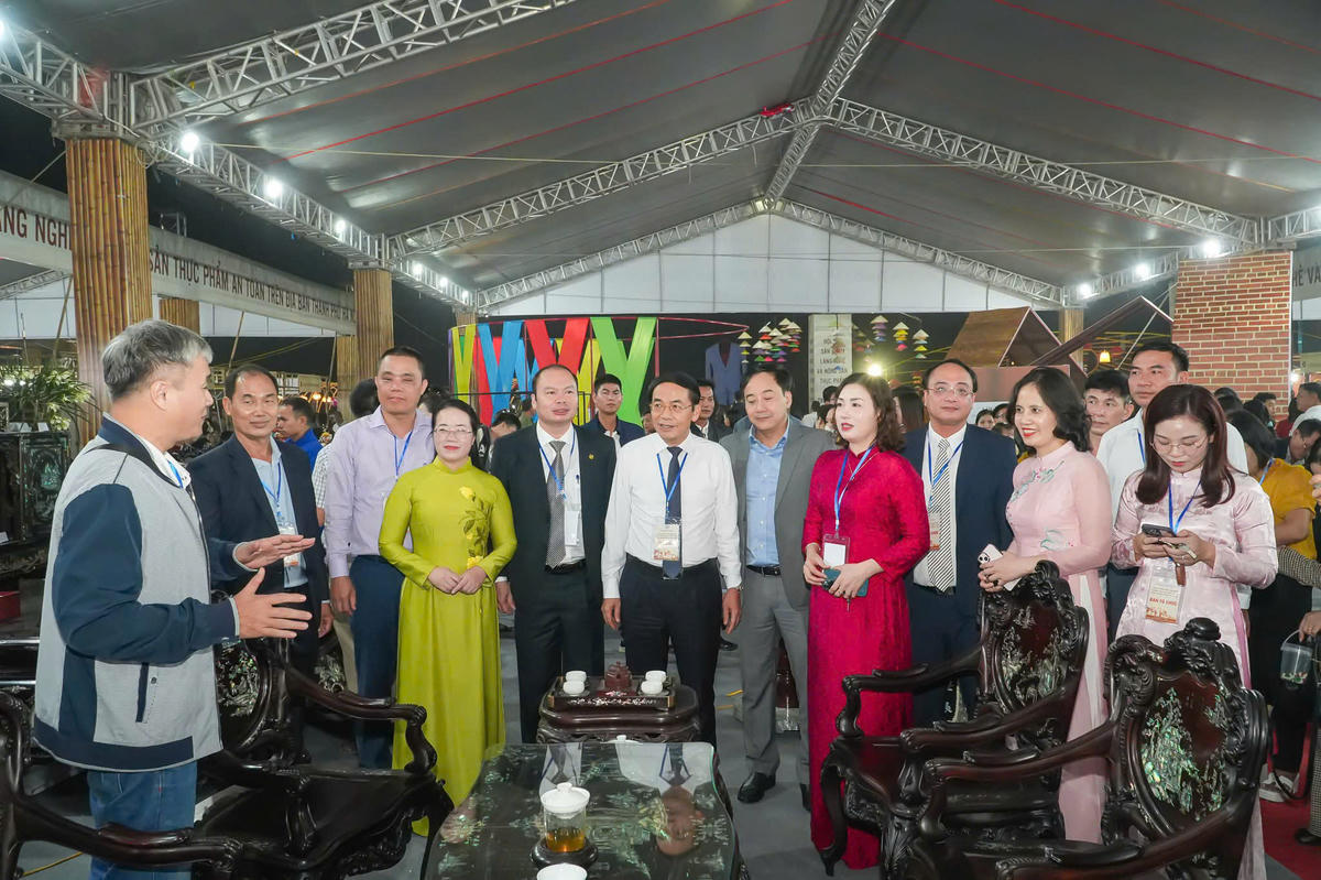 Các lãnh đạo tham quan các gian hàng tại hội chợ.