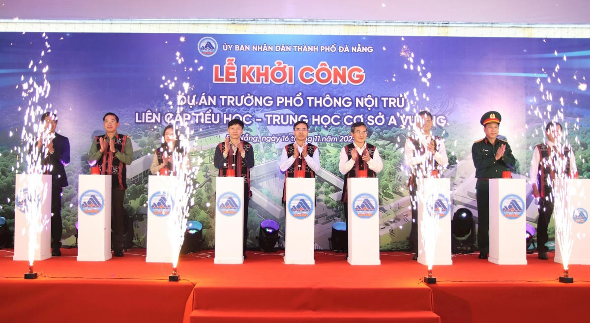 Các đại biểu thực hiện nghi thực lễ khởi công Dự án Trường PTNT liên cấp TT-THCS A Vương. Ảnh: CV.