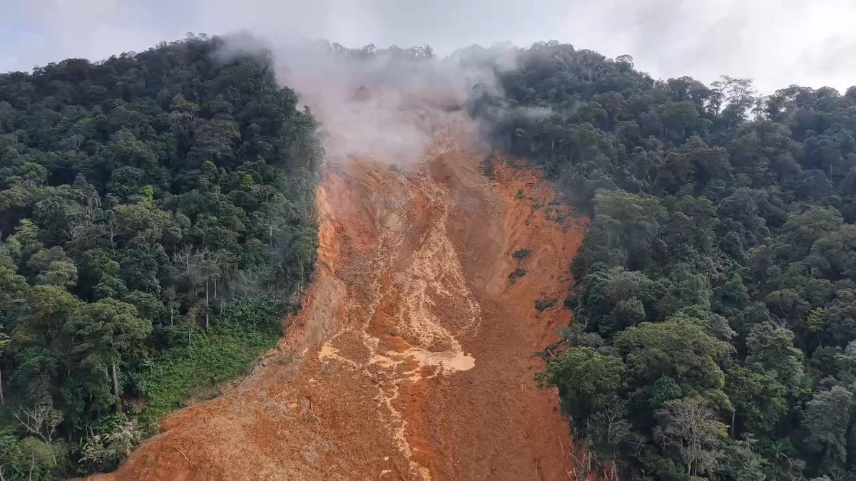 Khu vực nơi xảy ra sạt lở khiến 3 người mất tích. Ảnh: CV.