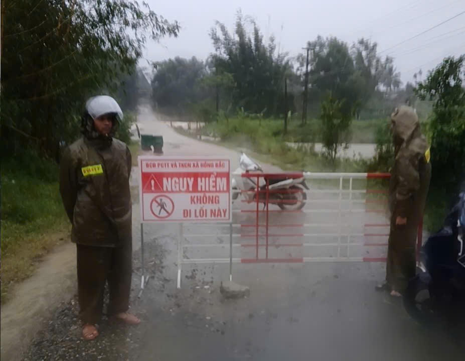 Lực lượng chức năng tiến hành rào chắn cấm người và phương tiện lưu thông qua các tuyến đường bị ngập sâu. Ảnh: H.D.