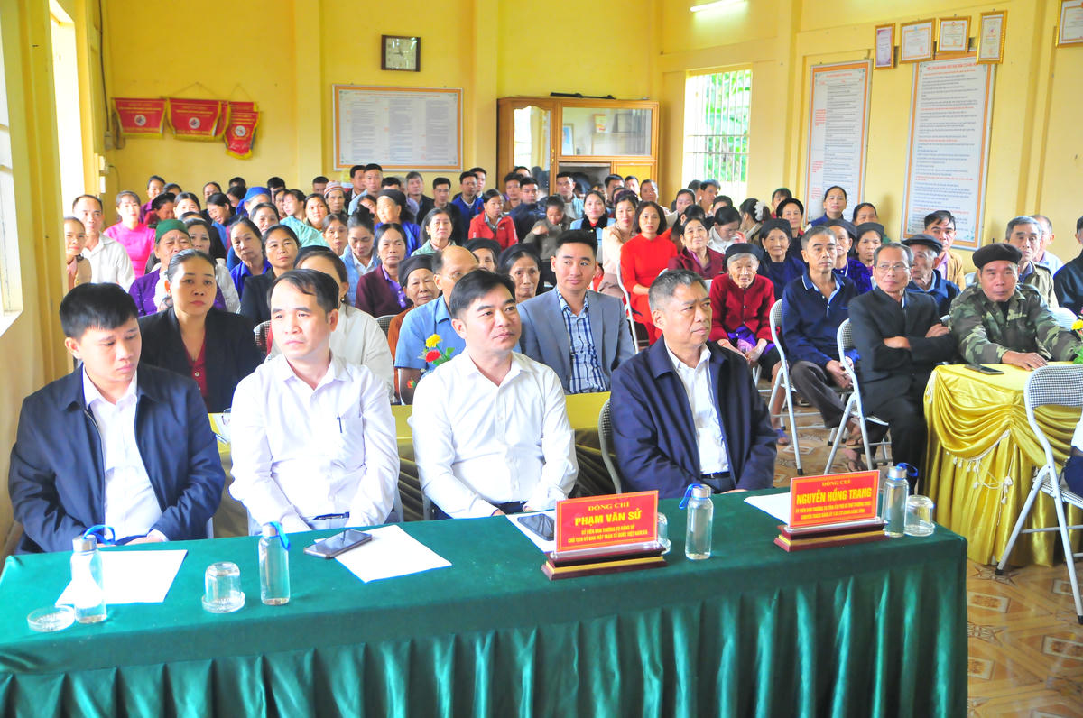 Các đại biểu và đông đảo nhân dân Phúc Linh dự Ngày hội Đại đoàn kết toàn dân tộc ở khu dân cư. Ảnh: Xuân Trường.